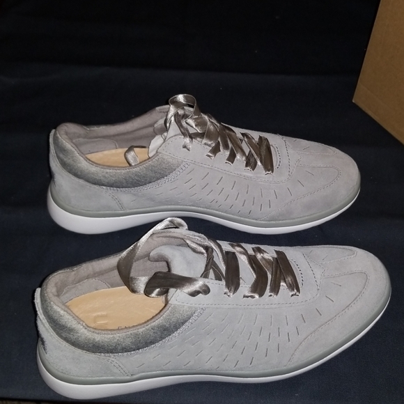 Sneakers - Picture 7 of 8